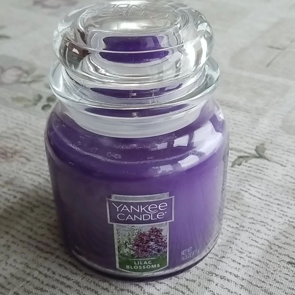 Yankee Candle Lilac Blossoms Medium NEW